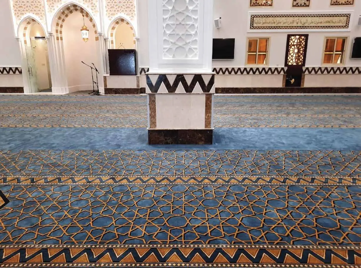 سجاد أزرق بنقوش عسلية حول عمود أبيض مزخرف